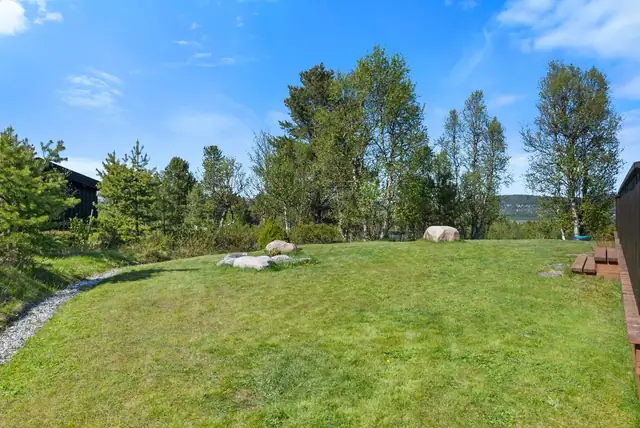 Stor og pen hytte ca 3 km fra sentrum. Innholdsrik med bl.a 3 sov og bad med vaskerom. Tomt på over 2 mål. — bilde 4