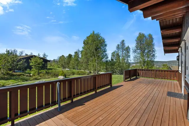 Stor og pen hytte ca 3 km fra sentrum. Innholdsrik med bl.a 3 sov og bad med vaskerom. Tomt på over 2 mål. — bilde 6