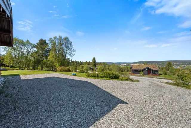 Stor og pen hytte ca 3 km fra sentrum. Innholdsrik med bl.a 3 sov og bad med vaskerom. Tomt på over 2 mål. — bilde 8