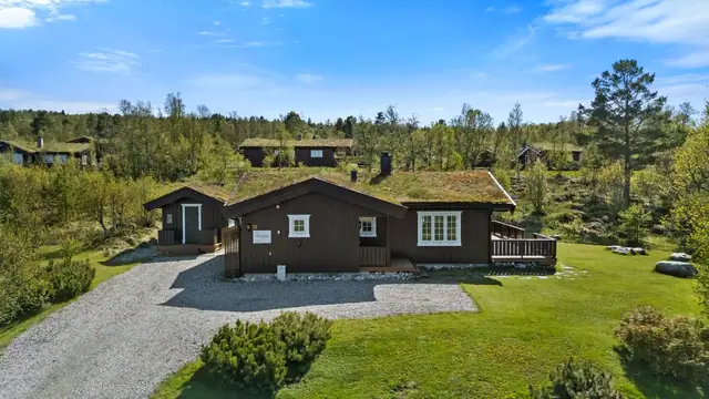 Stor og pen hytte ca 3 km fra sentrum. Innholdsrik med bl.a 3 sov og bad med vaskerom. Tomt på over 2 mål. — bilde 9