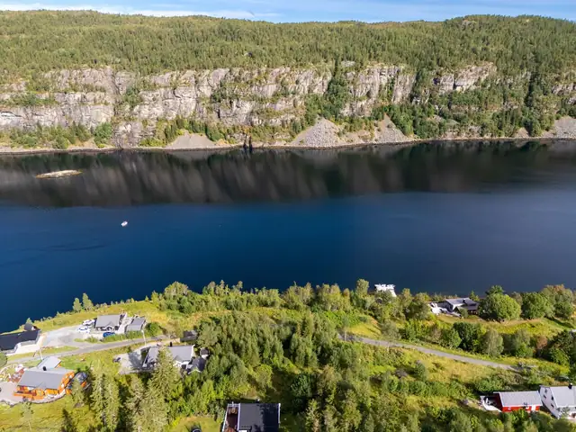 Romslige og flotte hyttetomter i populære Råkvågen! Flott utsikt. Sjønært. 3 allerede solgt! Naustrett inkludert. — bilde 11