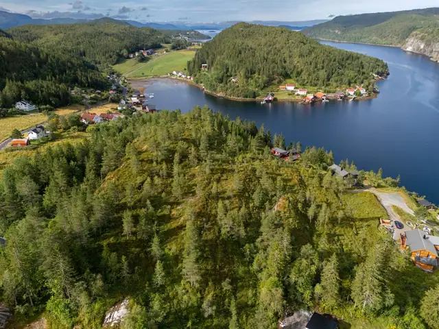 Romslige og flotte hyttetomter i populære Råkvågen! Flott utsikt. Sjønært. 3 allerede solgt! Naustrett inkludert. — bilde 4