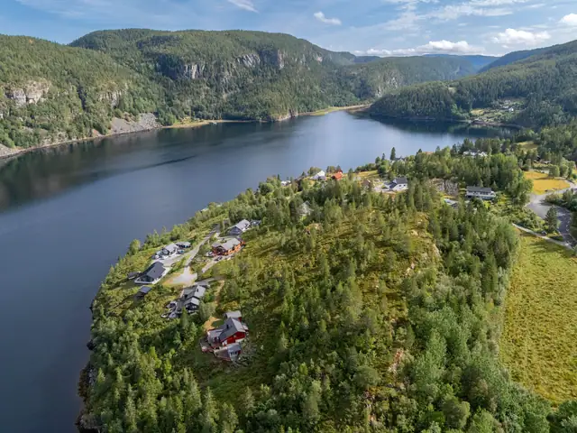 Romslige og flotte hyttetomter i populære Råkvågen! Flott utsikt. Sjønært. 3 allerede solgt! Naustrett inkludert. — bilde 7