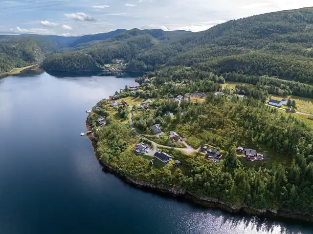 Romslige og flotte hyttetomter i populære Råkvågen! Flott utsikt. Sjønært. 3 allerede solgt! Naustrett inkludert. — bilde 9