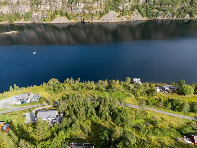 Romslige og flotte hyttetomter i populære Råkvågen! Flott utsikt. Sjønært. 3 allerede solgt! Naustrett inkludert. — bilde 10