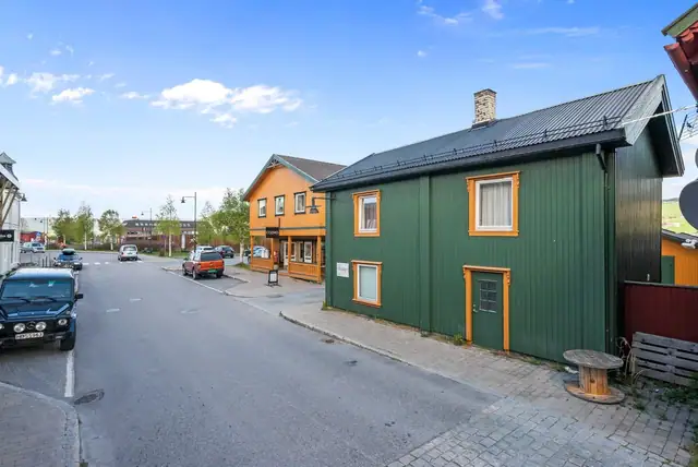 Mixed-use building, with housing on the 1st floor and commercial premises on the ground floor, in a very central location in Tynset centre. — image 3