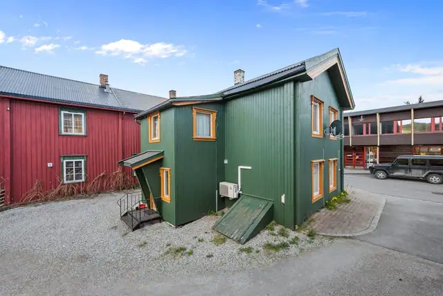 Mixed-use building, with housing on the 1st floor and commercial premises on the ground floor, in a very central location in Tynset centre. — image 4