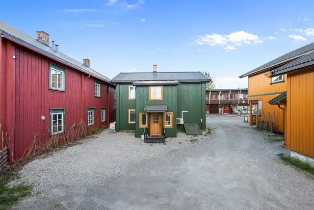 Mixed-use building, with housing on the 1st floor and commercial premises on the ground floor, in a very central location in Tynset centre. — image 5