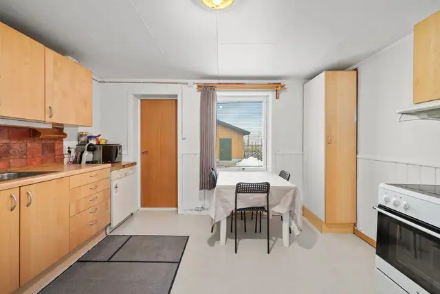 Mixed-use building, with housing on the 1st floor and commercial premises on the ground floor, in a very central location in Tynset centre. — image 7