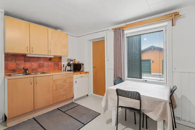 Mixed-use building, with housing on the 1st floor and commercial premises on the ground floor, in a very central location in Tynset centre. — image 8