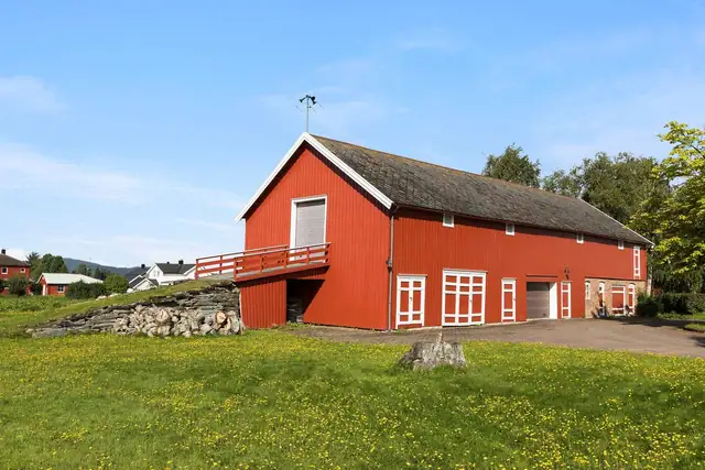 Bolig og næringseiendom. Enebolig 359 kvm bra, driftsbygning i 2 et. våningshus i 2 et. stor flat eiendomstomt på 7 mål — bilde 4