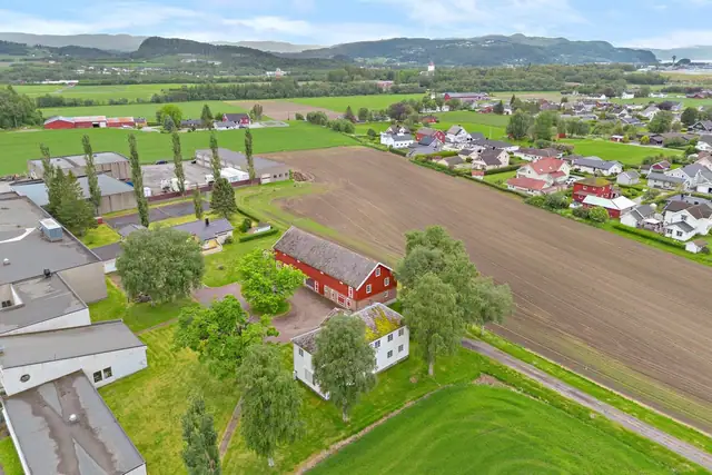 Gang og sykkelvei til sentrum og etter hvert til Hegra.