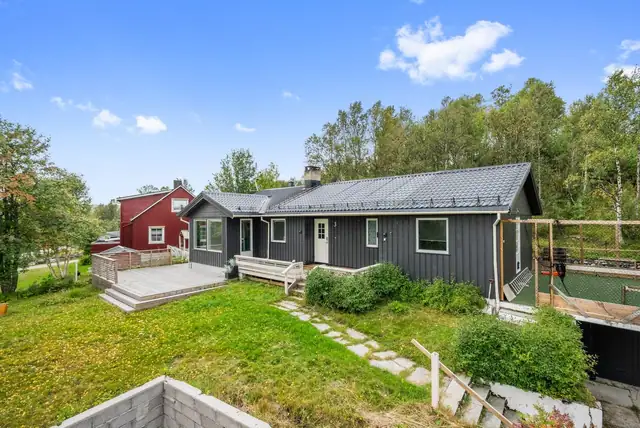 Enebolig med sentral og attraktiv beliggenhet på Glåmos. Nytt bad fra 2020. Romslig tomt. — bilde 3
