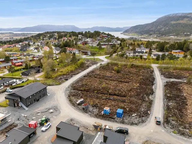 Tomta ligger helt i starten på feltet. Noe som gjør at mye av byggeaktiviteten allerede er unngjort.