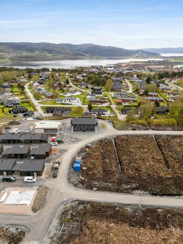 Flott beliggenhet i enden på feltet.