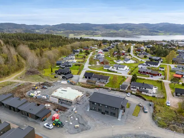 Bildet viser den andre firemannsboligen som nå er under oppføring.
