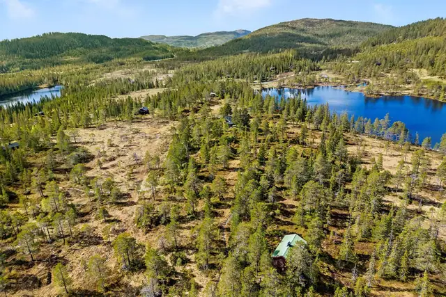 Eiendommen ligger i naturskjønne forhold ved Rotbutjønna