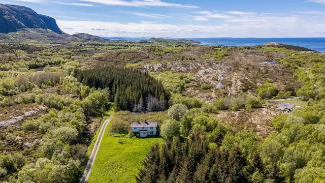 Large property right by the sea with plenty of potential. House ready for demolition. A real chance to create something special! — image 11