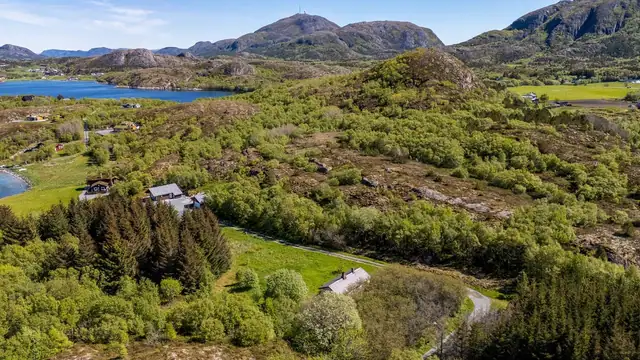 Large property right by the sea with plenty of potential. House ready for demolition. A real chance to create something special! — image 4