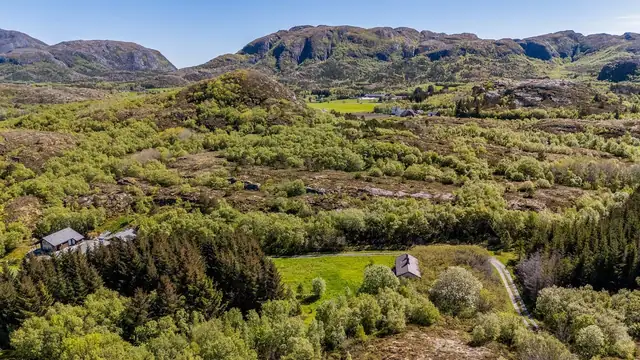 Large property right by the sea with plenty of potential. House ready for demolition. A real chance to create something special! — image 6