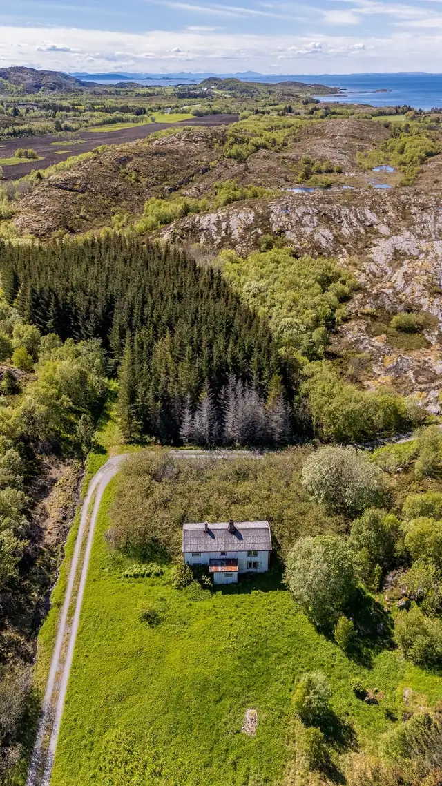 Large property right by the sea with plenty of potential. House ready for demolition. A real chance to create something special! — image 7