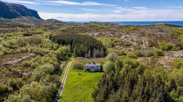 Large property right by the sea with plenty of potential. House ready for demolition. A real chance to create something special! — image 8