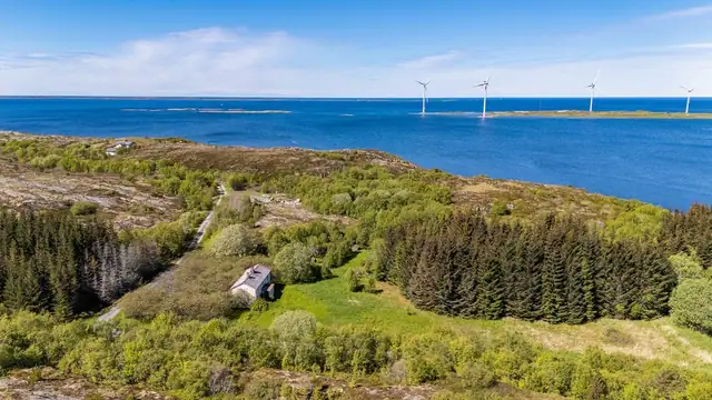 Large property right by the sea with plenty of potential. House ready for demolition. A real chance to create something special! — image 9