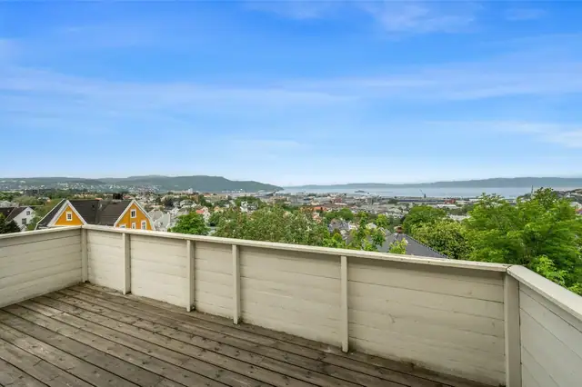 Her er det god plass til flere utemøbler. Et flott uteareal for å nyte utsikten og gode solforhold.