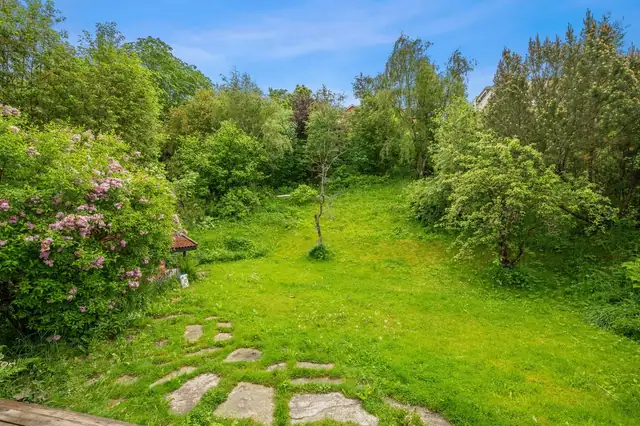 Hagen er skjermet for innsyn og gir en rolig ramme rundt boligen.