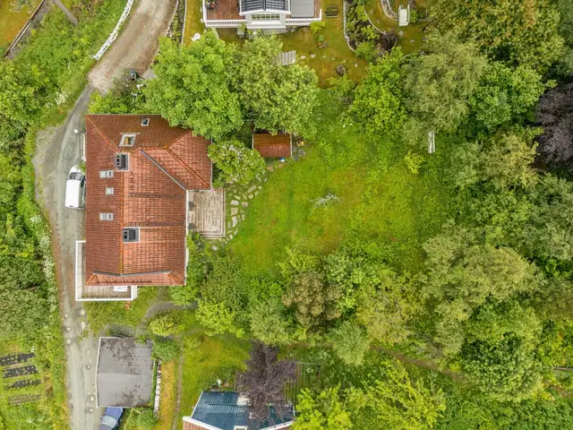 Den er også skjermet for trafikk, noe som bidrar til en rolig og usjenert uteplass.
