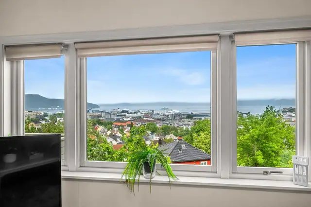 Store vindusflater gir godt lysinnslipp og bidrar til å fremheve den flotte utsikten.