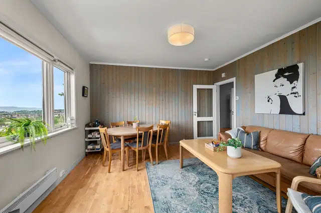Ved å fjerne 2 vegger kan man utvide stuen slik at den blir nesten 3 ganger større! Et eksempel på boligens spennende potensial.