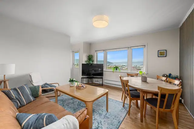 Stor og innholdsrik villa i høyden med fjordutsikt, utleiedel og utviklingsmuligheter.