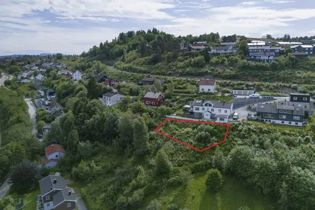 Omrisset er et estimat av tomten. Størrelsen på tomten er 719.1 kvm.