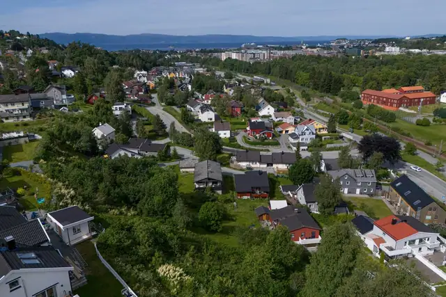 Området rundt består hovedsakelig av eneboliger og tomannsboliger.
