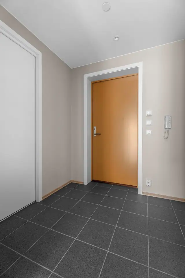 Inngangsparti med plass til ytterklær og sko.