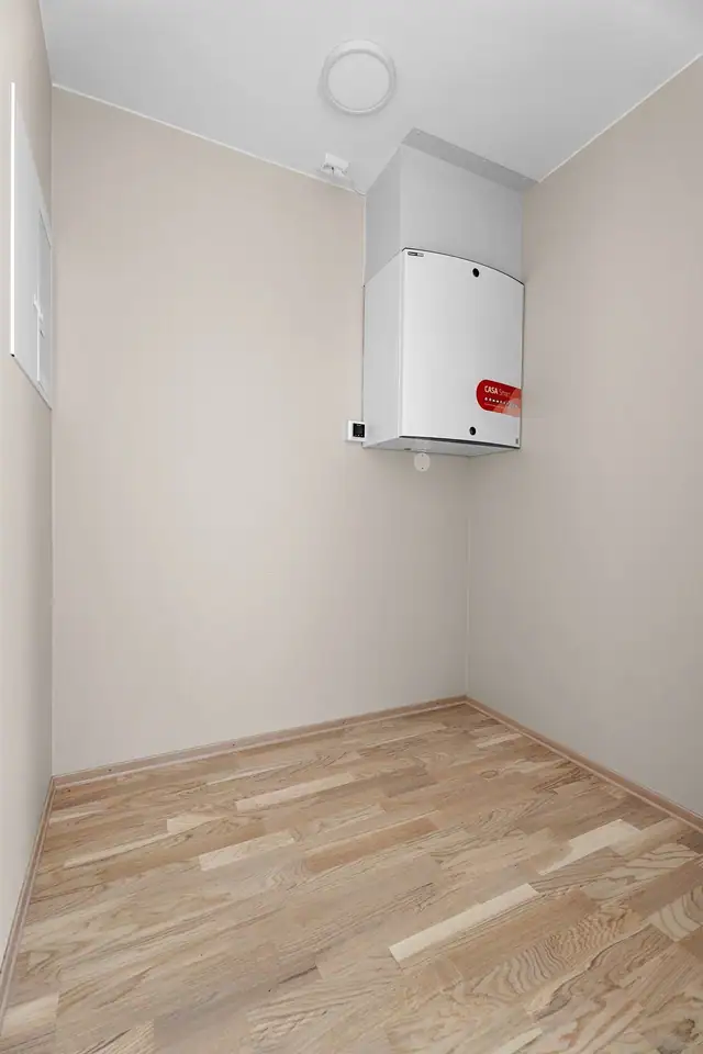 I tilknytting til inngangspartiet har man en bod for oppbevaring, samt balansert ventilasjonsanlegg.