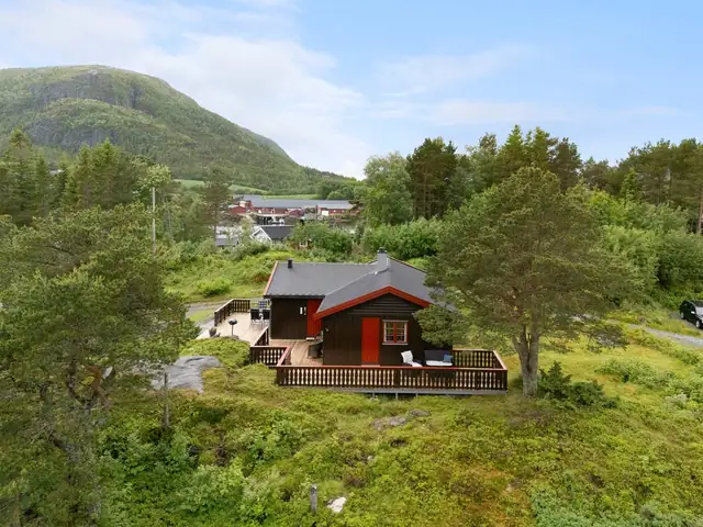 Terrassen omfavner store deler av hytta. Så her er det bare å flytte seg etter sola.
