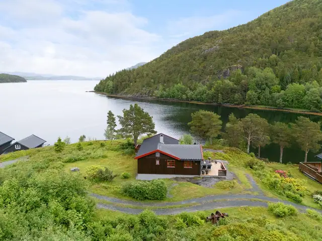 Herfra har man en fantastisk sjøutsikt og sola hele dagen.