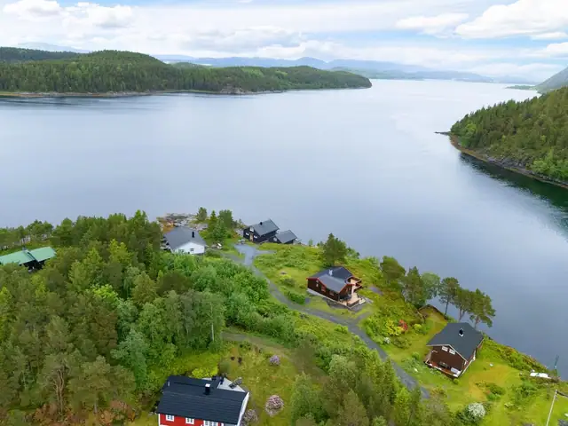 Nå har du mulighet til å skaffe deg drømmehytta ved sjøen.