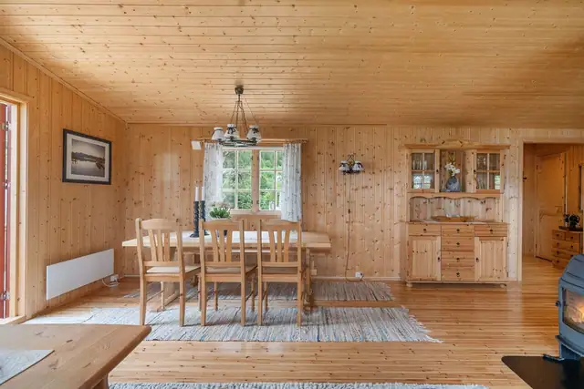 Her er det godt med plass til en stor spiseguppe, slik at man kan samle hele storfamilien rundt bordet.