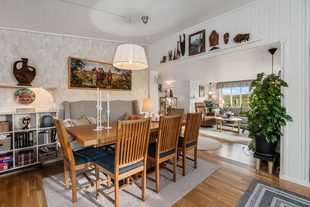 Åpen løsning til en stor spisestue. Her kan hele familien samles.