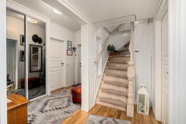 Gang. Lys og koselig gang. Skyvedørsgarderobe i speil. Her er det inngang til både bad og vaskerom.