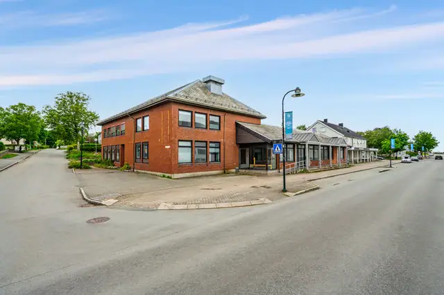 Stort kontorbygg midt i Brekstad sentrum - God profilering - Mye potensiale! — bilde 2