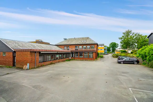 Stort kontorbygg midt i Brekstad sentrum - God profilering - Mye potensiale! — bilde 4