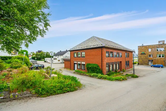 Stort kontorbygg midt i Brekstad sentrum - God profilering - Mye potensiale! — bilde 5