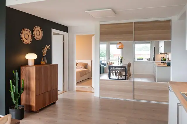 Her har du moderne komfort med vannbåren varme og balansert ventilasjon. Oppvarming er inkludert i felleskostnadene.