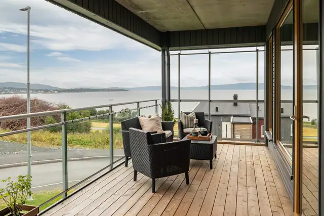 Stor, overbygd balkong på 18 kvadratmeter med fantastisk fjordutsikt.