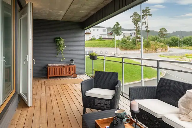 Balkongen ligger sørvestvendt, så her har du ypperlige solforhold. Nåværende eier har satt spesielt pris på å kunne nyte solnedgangen herfra.