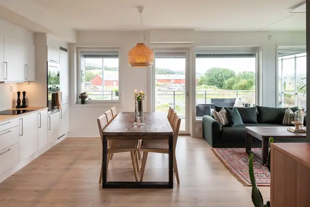 Leiligheten har hjørnebeliggenhet, og dermed lysinnslipp fra to himmelretninger.
